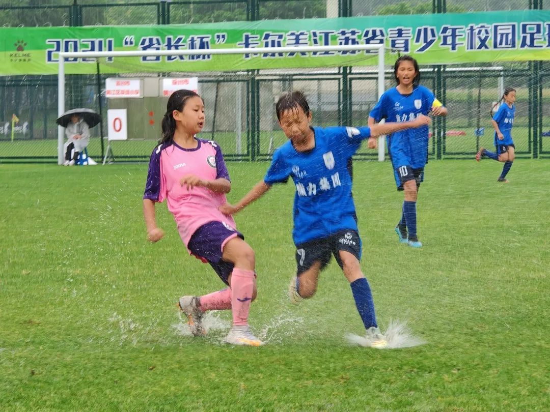 不畏强敌：女足比赛中的奋勇拼搏的简单介绍